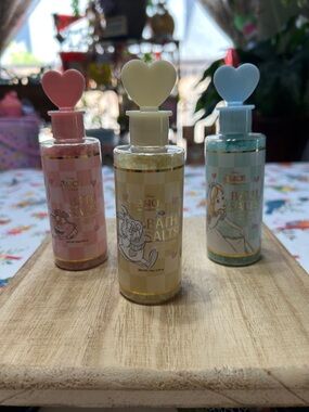 Disney Alice In Wonderland Bath Salts with Heart Shaped Stoppers & Scented NWT